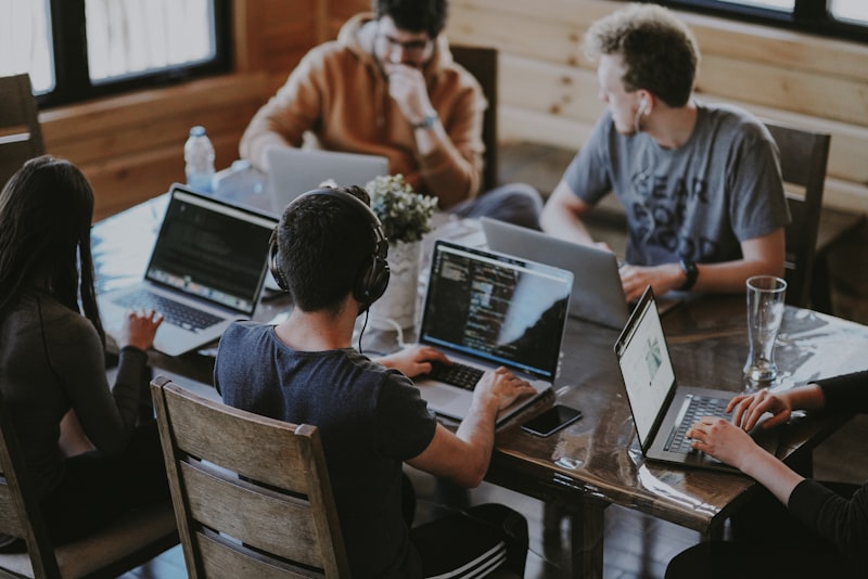 Reunión del equipo de producción planificando guiones creativos